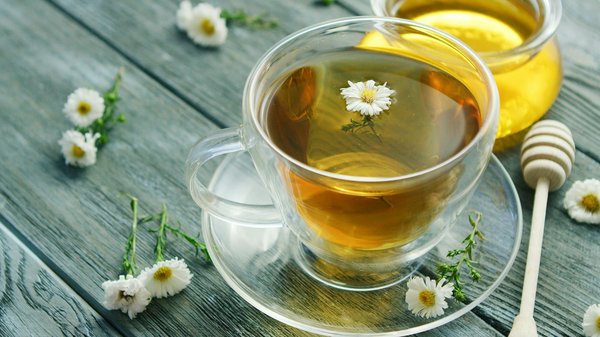 Est-il bénéfique d'utiliser une eau florale de camomille pour apaiser la peau après le rasage?