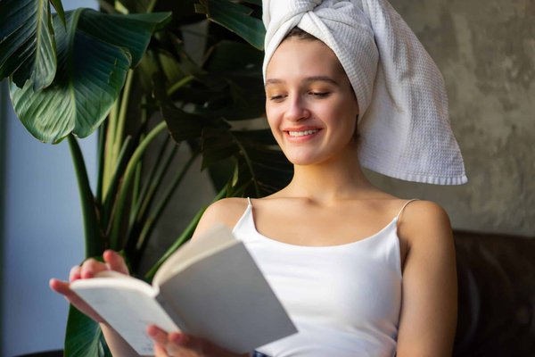 Comment créer une routine matinale pour réduire la peau grasse et les brillances?